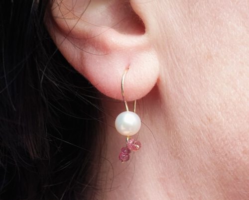 Geelgouden oorsieraden met akoya parels en roze toermalijntjes. Yellow golden earrings with akoya pearls and little pink tourmalines. Oogst goudsmeden Amsterdam.