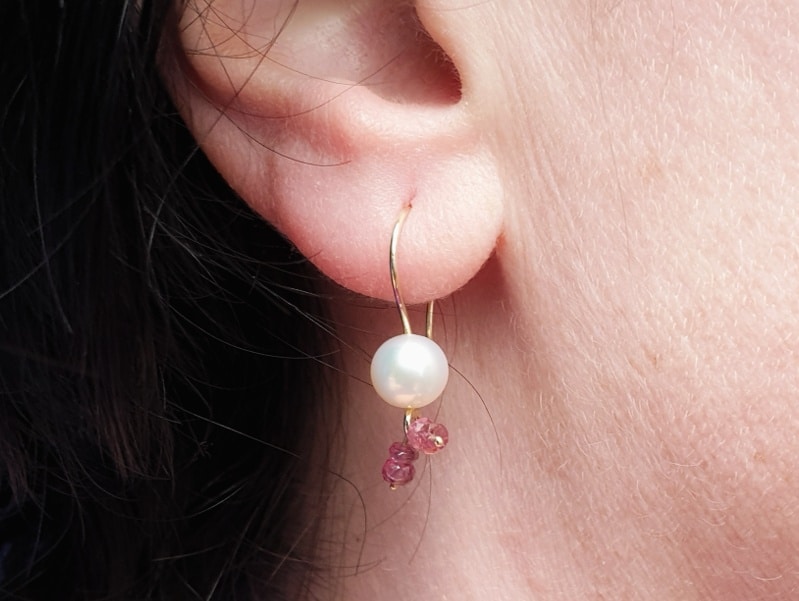 Yellow golden earrings with akoya pearls and little pink tourmalines. Oogst goldsmith Amsterdam.
