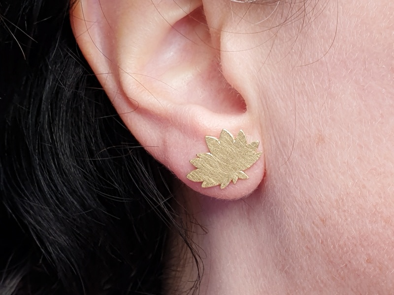 Geelgouden chrysanthum oorstekers uit de 'Japonais' collectie. Yellow golden chrysanthum earstuds from the 'Japonais' collection. Uit het Oogst atelier Amsterdam.