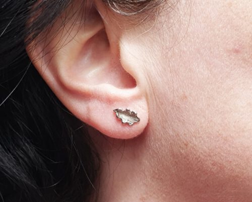 Witgouden eikenblaadjes oorstekers. White golden oak leaf earstuds. Uit het Oogst atelier Amsterdam.