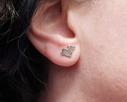 Witgouden ginkgo blaadjes oorstekers. White golden ginkgo leafs earstuds. Oogst goudsmeden Amsterdam.