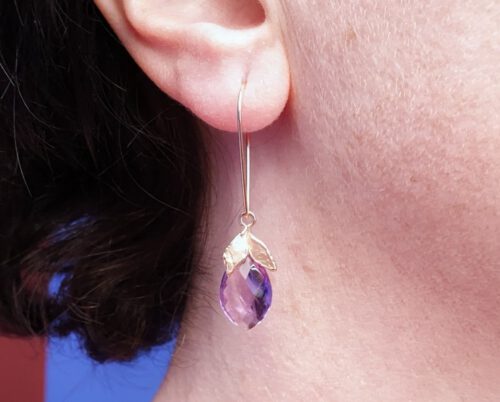 Roodgouden oorhangers 'Blaadjes' met amethist druppels. Rose gold ear pendants 'Leafs' with amethyst drops. Oogst Amsterdam ontwerp & creatie