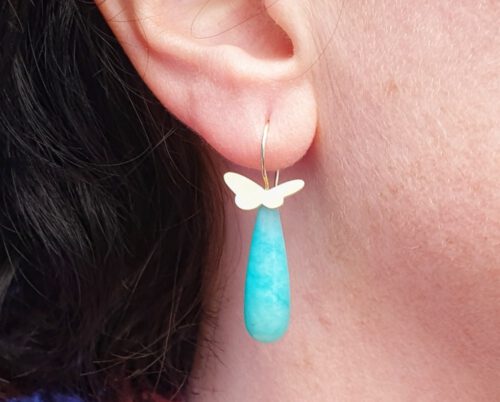 Oorsieraden 'Insecten' geelgouden vlindertjes met krul en amazoniet pampels. Yellow gold butterflies with amazonite drops. Insects. Oogst goudsmid Amsterdam.
