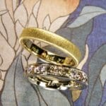 Review Trouwringen uit het Oogst atelier. Geelgouden ring en witgouden ring met diamanten.