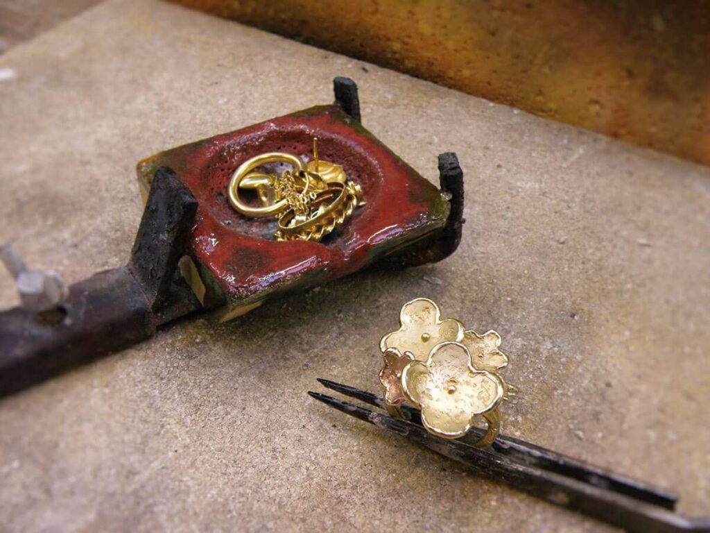 Erfstuk. Maatwerk sieraad van oud goud vervaardigd. Ontwerp van Oogst Sieraden in Amsterdam