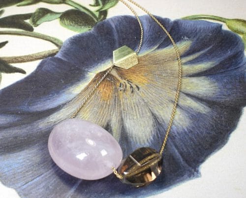Geelgouden collier met rookkwarts en rozenkwarts. Yellow gold necklace with smokey quartz and rose quartz. oogst goudsmid Amsterdam