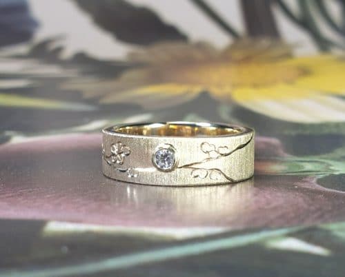 Assieraad, Ring vlak met handgravure Bloesem, deels van eigen goud en met eigen diamant. Oogst edelsmid