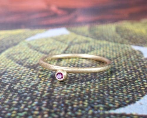 Yellow golden ring with berry and a brilliant cut fancy pink diamond. Oogst goldsmith Amsterdam