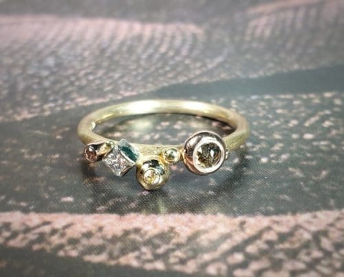 Geelgouden ring Verzameling met briljant, princess en roos geslepen diamanten. Yellow gold ring with brilliant, princess and rose cut diamonds. Oogst goudsmid Amsterdam.