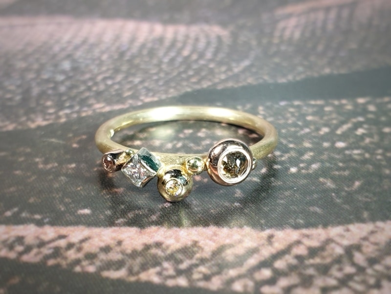 Geelgouden ring Verzameling met briljant, princess en roos geslepen diamanten. Yellow gold ring with brilliant, princess and rose cut diamonds. Oogst goudsmid Amsterdam.