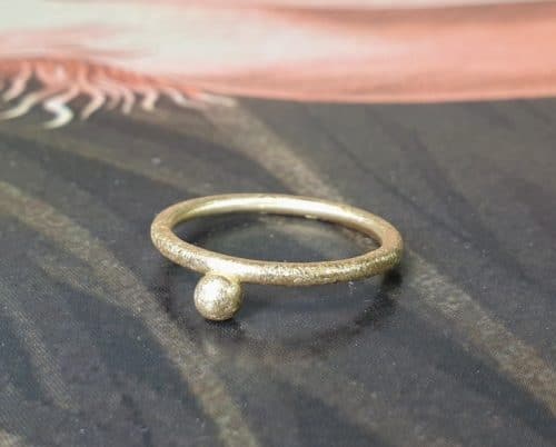 Geelgouden 'Bessen' ring. Oogst sieraden, edelsmid Amsterdam