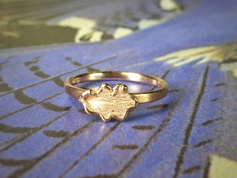 Rose gold 'Oak' ring with a delicate leaf. Designed by Oogst goldsmith studio in Amsterdam
