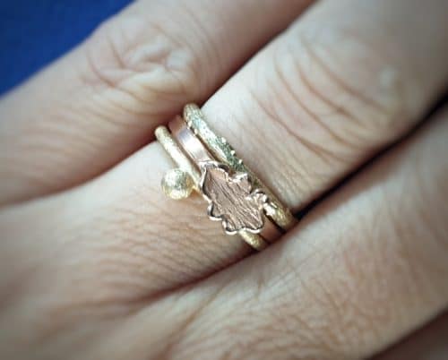Aanschuifringen. Geelgouden 'Bessen' ring , roodgouden 'Eik' ring en geelgouden 'Boomgaard'. ring. Oogst sieraden, edelsmid Amsterdam