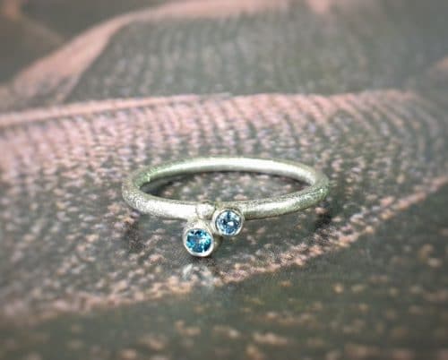 Witgouden 'Bessen' ring met blauwe diamanten. Oogst edelsmid Amsterdam