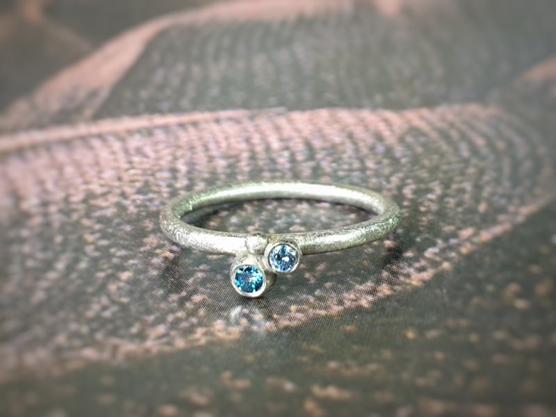 Witgouden 'Bessen' ring met blauwe diamanten. Oogst edelsmid Amsterdam