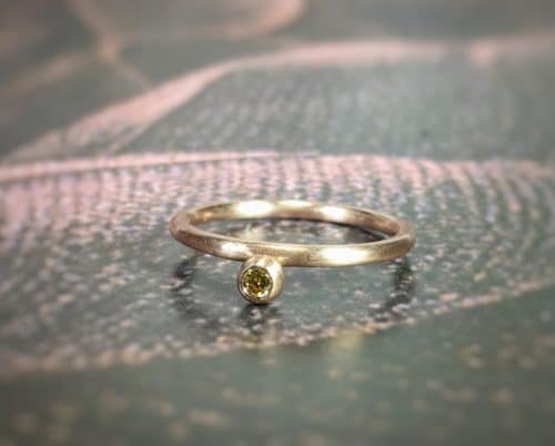 Stackable ring rose gold 'Berries' ring with olive diamond. Oogst goldsmith Amsterdam