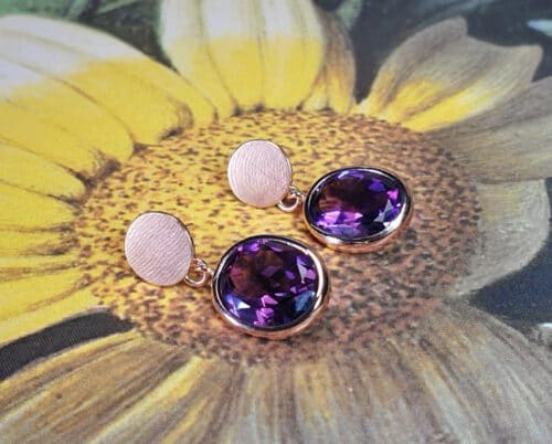 Oorbellen Eenvoud, roodgouden cirkels met eigen Amethist. Rose gold circle earrings with own amethist. Oogst goudsmid Amsterdam.