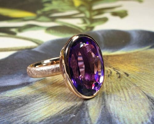 Ring Eenvoud, roodgouden ring met eigen ovale amethist. Rose ring with own amethist. oogst goldsmith Amsterdam