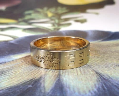 Ring Lineair met handgravure van oud goud gemaakt. Ring Lineair with hand engraving, made from own heirloom gold. Oogst goudsmid Amsterdam.