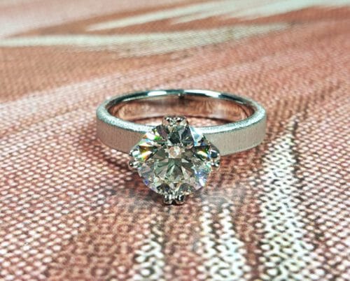 Ring Eenvoud witgouden ring met 2,3 ct briljant geslepen diamant. White gold diamond ring Simplicity with a 2,3 crt brilliant cut diamond. Oogst goudsmid Amsterdam. Blog alle faq over diamant.
