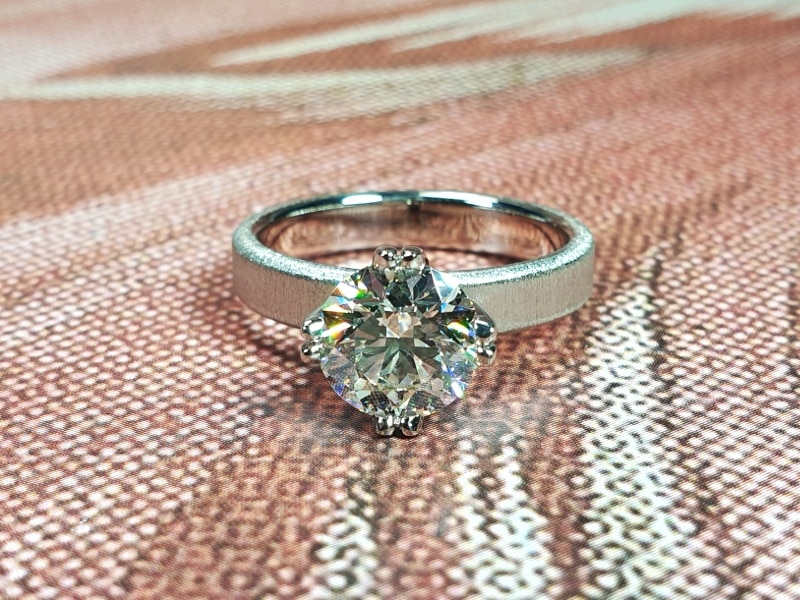 Ring Eenvoud witgouden ring met 2,3 ct briljant geslepen diamant. White gold diamond ring Simplicity with a 2,3 crt brilliant cut diamond. Oogst goudsmid Amsterdam. Blog alle faq over diamant.