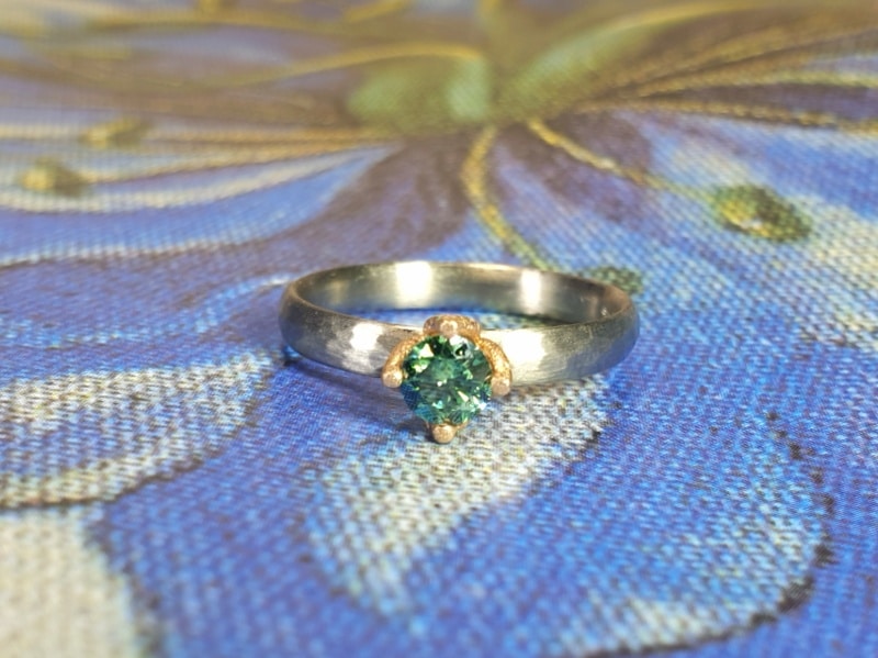 White gold ring 'Rhythm' with a 0,35 ct fancy green diamond. Oogst design & creation Amsterdam