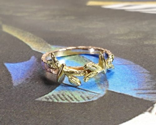 Gouden ring 'Insecten' met libelle, roodgoud en geelgoud