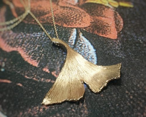 Roodgouden 'Ginkgo' blad hanger. Elegante ketting. Ontwerp van Oogst Goudsmid in Amsterdam
