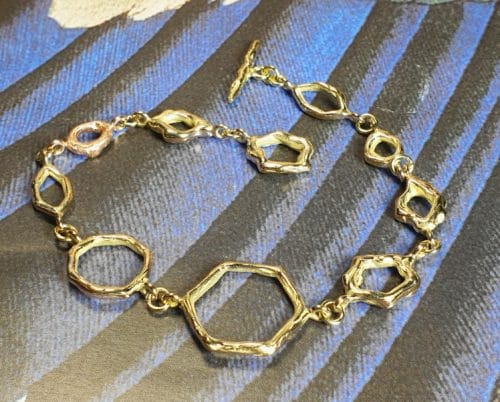 Geelgouden armband 'Amorf Hoekig' met een roodgouden schakel.Unieke handgemaakte sieraden. Ontwerp van Oogst goudsmid in Amsterdam uit de Amorf vs Kristallijn collectie. Handgemaakte sieraden Armbanden