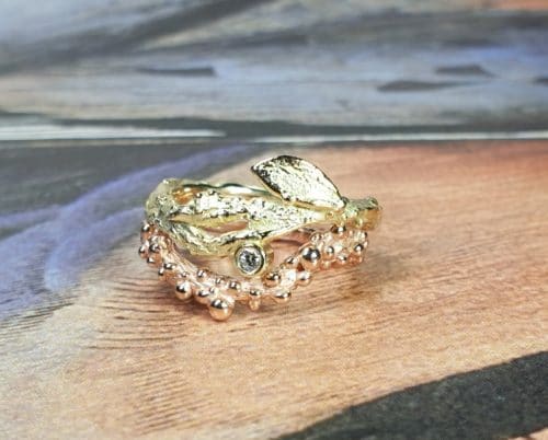 Roodgouden 'Besjes' aanschuifring. Naast de geelgouden 'Boomgaard' ring.Ontwerp van Oogst goudsmeden in Amsterdam