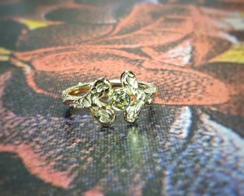 Geelgouden verlovingsring 'Blaadjes met 0,25 ct diamant cape. Ontwerp van Oogst goudsmid in Amsterdam