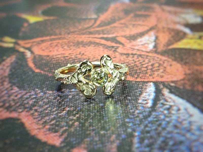 Geelgouden verlovingsring 'Blaadjes met 0,25 ct diamant cape. Ontwerp van Oogst goudsmid in Amsterdam