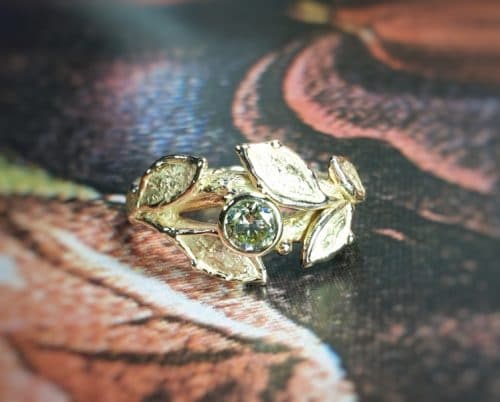 Assieraad. Roségouden 'Blaadjes' ring met diamant. Uit het Oogst goudsmid atelier in Amsterdam