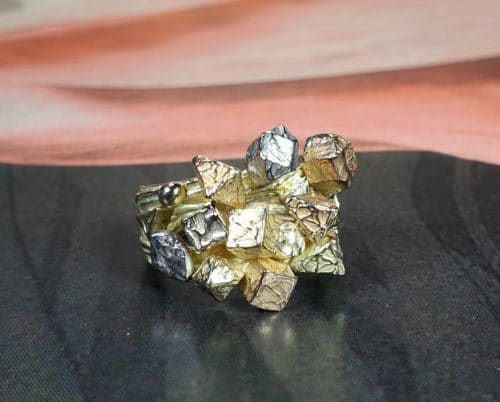 Ring 'Kristallen' in geelgoud, roodgoud, roségoud en witgoud. Uit de Amorf Kristallijn serie van goudsmid Oogst in Amsterdam