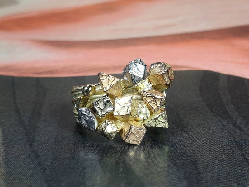 Ring 'Kristallen' in geelgoud, roodgoud, roségoud en witgoud. Uit de Amorf Kristallijn serie van goudsmid Oogst in Amsterdam