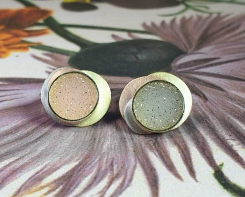 Handgemaakte sieraden: Gouden manchetknopen 'Cellen & Moleculen' met kristallijne agaat. Ontwerp van Oogst goudsmid Amsterdam. Handgemaakte sieraden Manchetnknopen