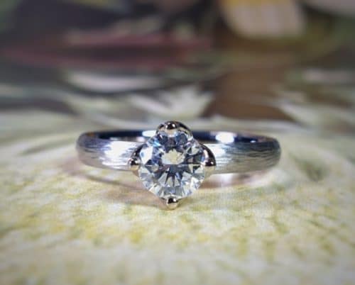 Witgouden 'Ritme' verlovingsring met 0,59 crt eigen diamant. Uit het Oogst goudsmid atelier in Amsterdam