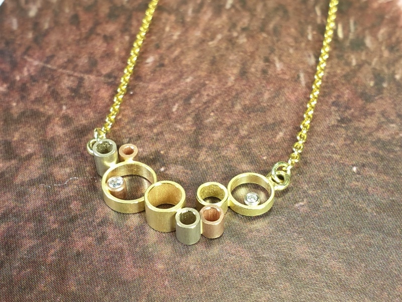 Gouden 'Wolk' collier met diamantjes. Ontwerp van Oogst goudsmid Amsterdam. Uit de Amorf vs Kristallijn collectie.