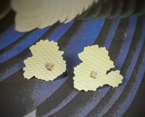 Yellow gold fungus ear jewellery with rose gold cube and diamond. Design by Oogst goldsmith Amsterdam.