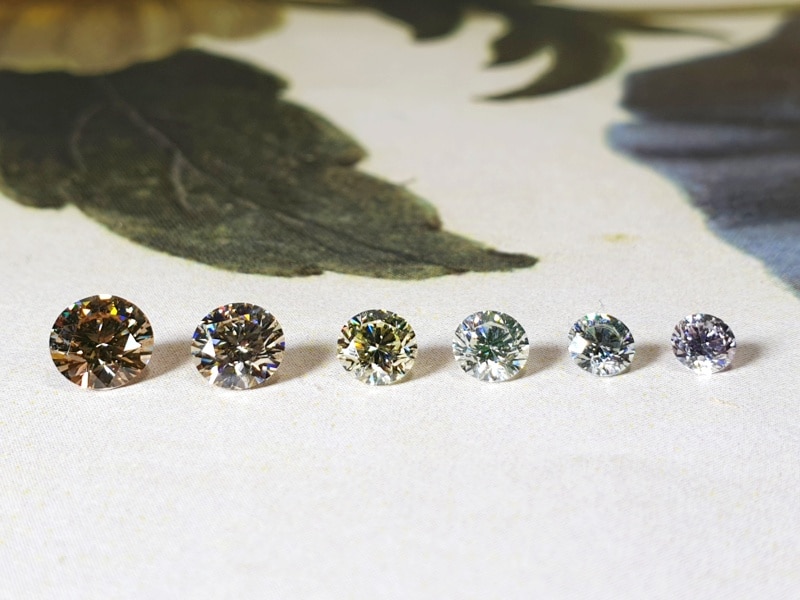 Briljant geslepen diamanten in verschillende natuurlijke kleuren.