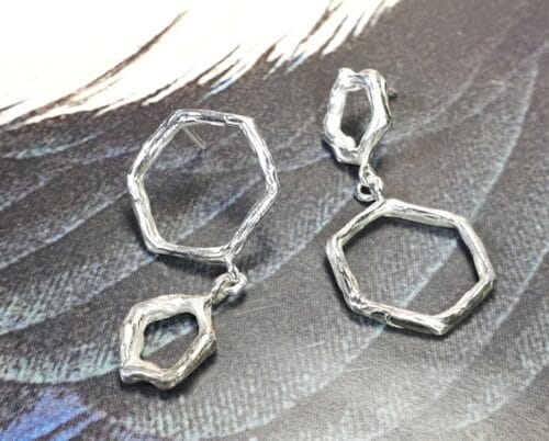 Zilveren oorsieraden 'Hoekig en Amorf'. Ontwerp uit de Amorf vs Kristallijn collectie van goudsmid Oogst in Amsterdam