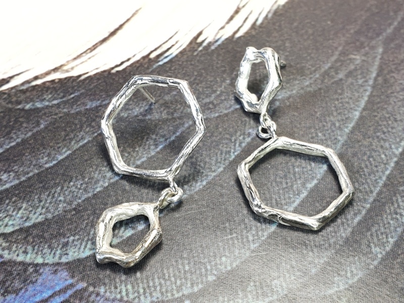 Zilveren oorsieraden 'Hoekig en Amorf'. Ontwerp uit de Amorf vs Kristallijn collectie van goudsmid Oogst in Amsterdam
