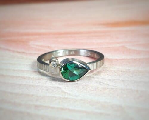 Witgouden 'Verzameling' ring met een peervormige groene toermalijn en een diamant. Ontwerp van goudsmid Oogst in Amsterdam