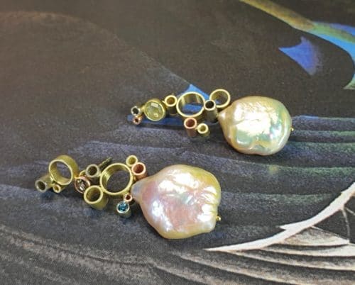 Oorsieraden 'Wolken' met roosgeslepen diamant en ocean blue diamant en keshi parels. Ontwerp van oogst goudsmid Amsterdam