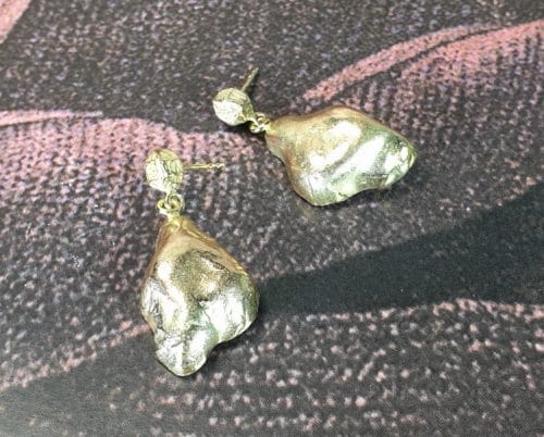 Yellow gold 'Clouds' earrings with a crystal shape and a stud. Design by Oogst goldsmith for the collection 'Amorphous vs Crystalline'
