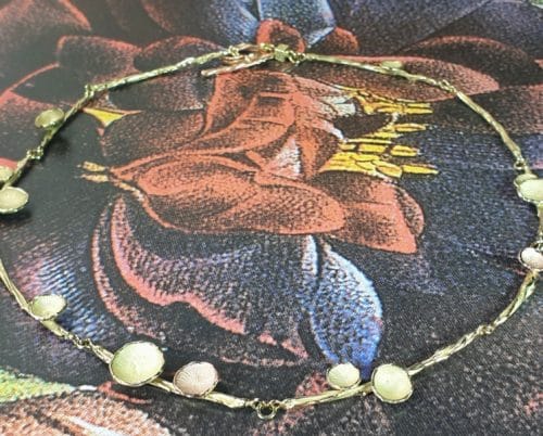 Geelgouden collier 'Twist' met zwammetjes in roodgoud en geelgoud. Ontwerp van Oogst goudsmid in Amsterdam uit de Amorf vs Kristallijn collectie.