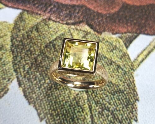 Rosé gold ring 'Square' with lemon quartz. Design by Oogst goldsmith in Amsterdam.