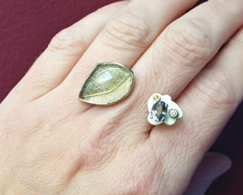 Geelgouden 'Wolken' ring met citrien, spinel en diamant. Ontwerp uit de amorf vs kristallijn collectie van Oogst goudsmid in Amsterdam