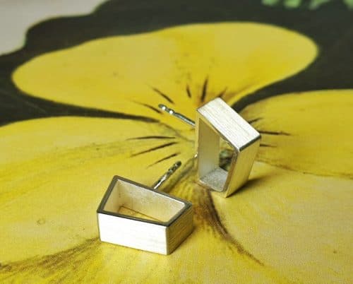 Zilveren oorsieraden 'Torii'. Ontwerp van goudsmid Oogst uit de Japonais collectie