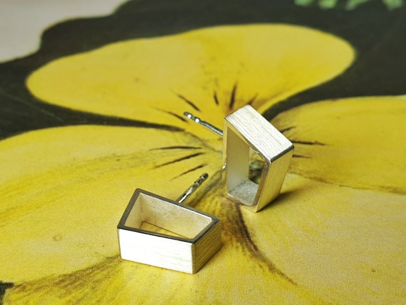 Zilveren oorsieraden 'Torii'. Ontwerp van goudsmid Oogst uit de Japonais collectie